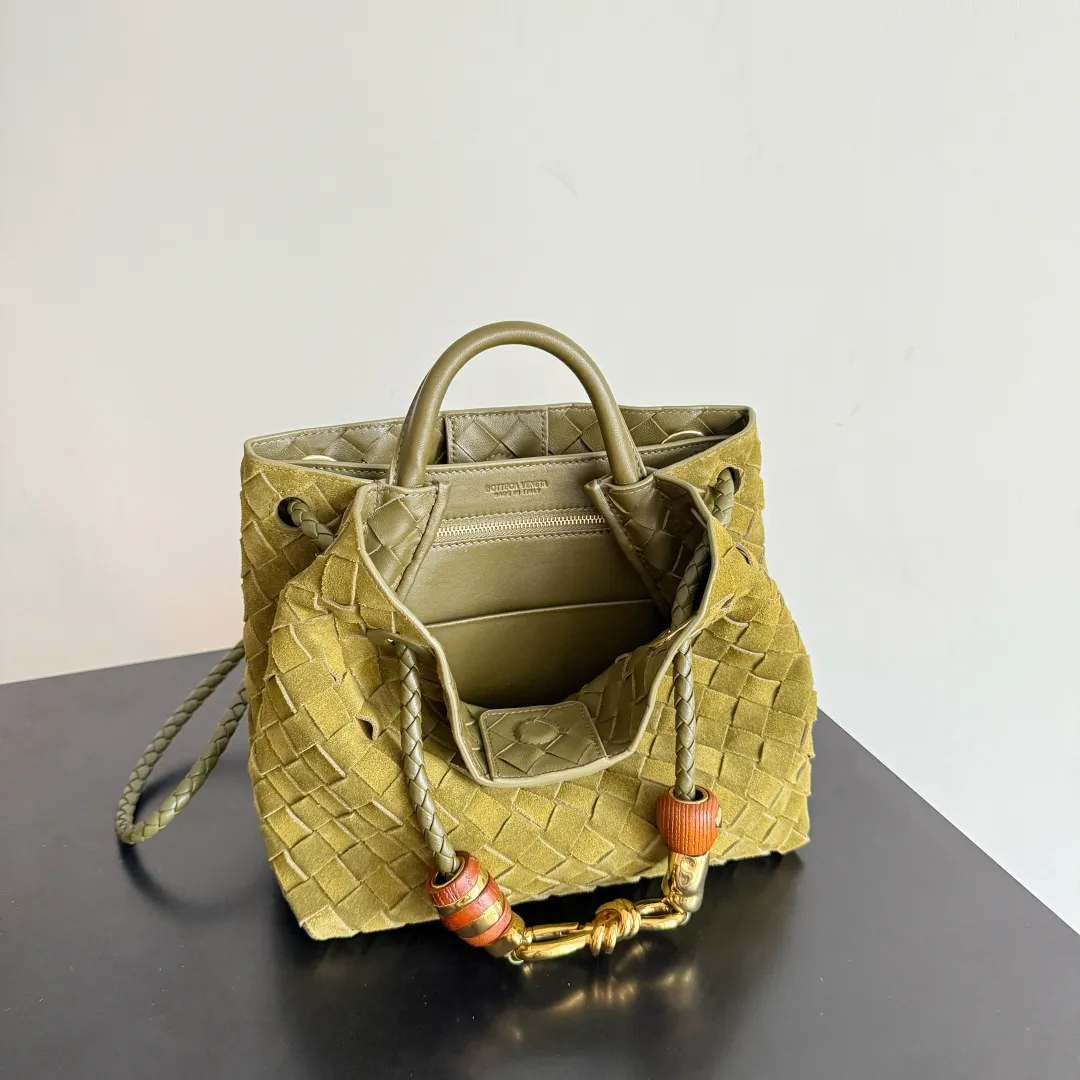 The new Andiamo batch of 3060 BV is shipped‼ ️The classic intercciato weaving process is used to create a soft bag, the metal knot is made of micro-cast aluminum using jewelry technology🪢, and the decorative beads are made of metal and hand-polished oak, allowing you to jump repeatedly between elegance and fun💃, making it unpredictable. Classic and versatile, it shows off your temperament, and the bag has a large capacity, making it very convenient for daily commuting! It has a variety of carrying methods, the shoulder straps can be adjusted by yourself, the original lambskin feels soft and delicate, and the unisex style breaks gender boundaries and brings a more practical and long-lasting use experience. The Andiamo, which has both elegant and casual styles, perfectly interprets the "fashionable old money style". Style number: 743568+wood hardware Color: suede olive oil green Size: 25*22*10.5cm